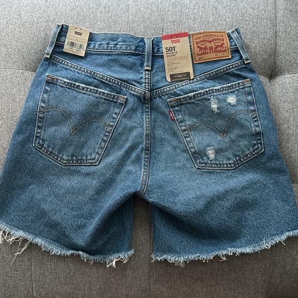 Levi’s 501 Mid Thigh Short (NWT) - Picture 2 of 7